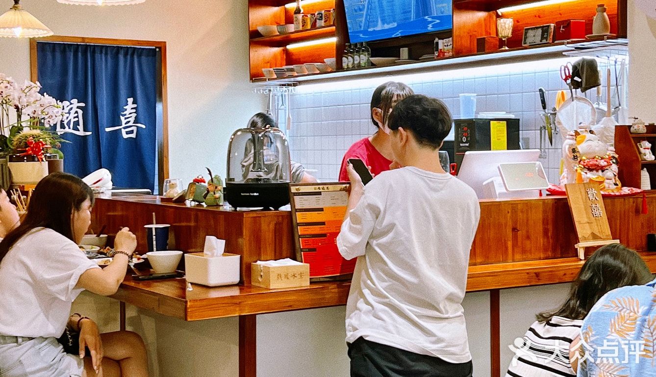 米血蘸上酱料 微微辣 入口不粘牙 好吃