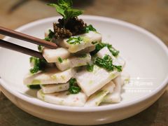 春蚕自制鲜鱼饼配鱼子酱-湖滨28中餐厅·西湖宴·杭州君悦酒店