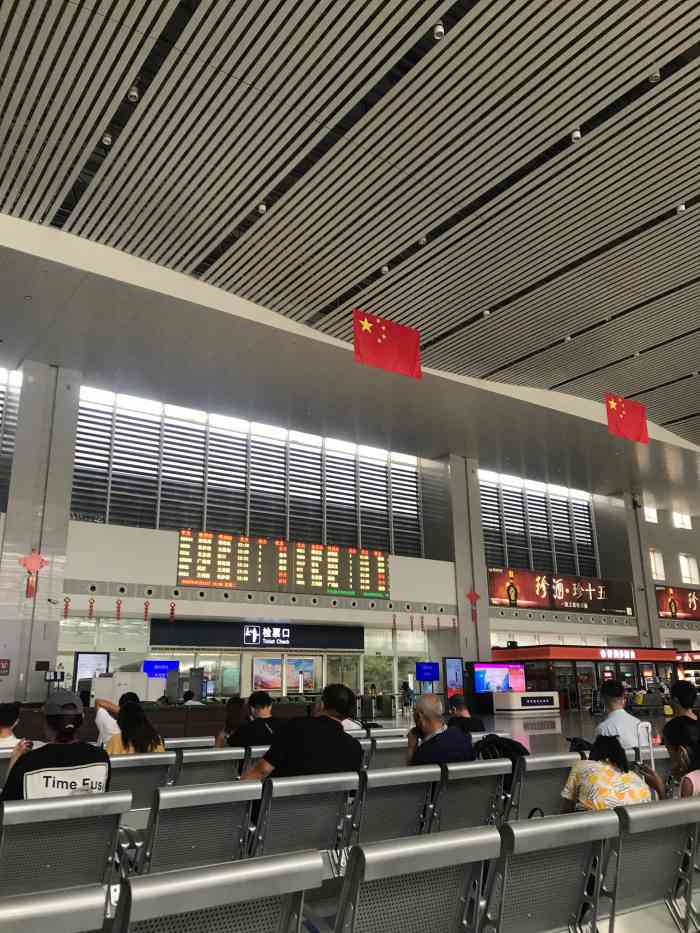 漯河西站"漯河西站,刚出站看到一排排整齐的小房子.