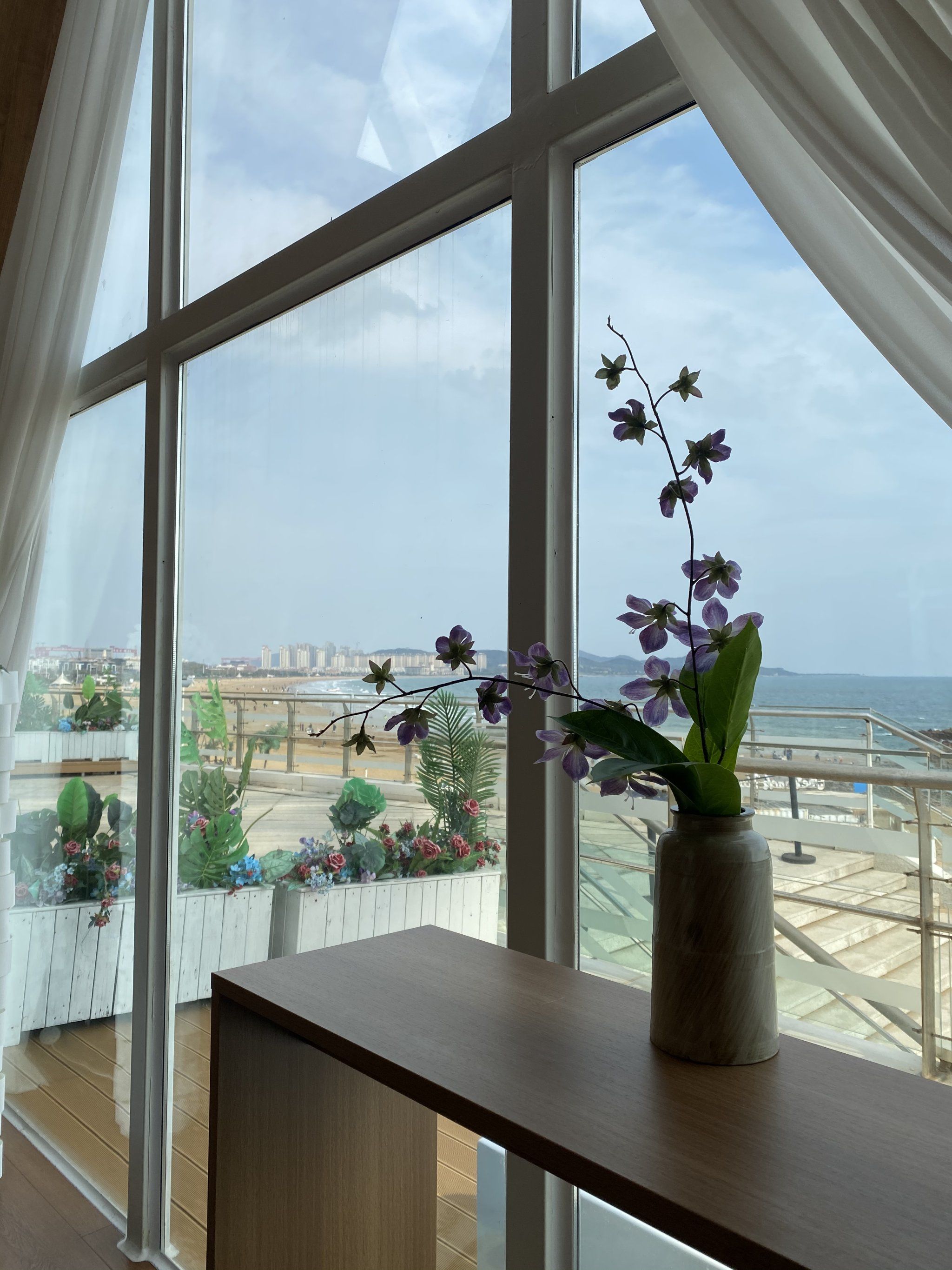 窗外就是海,景色好到爆💙