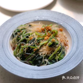 菠菜拌粉丝 食材：菠菜、粉丝、蒜 步骤1：菠菜洗净切