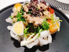 牛油果藜麦沙拉配烟熏鸡胸肉-郑州绿地JW万豪酒店The Grill烤汇扒房