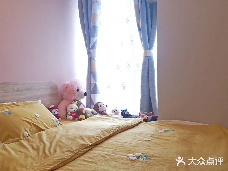 主卧最大的亮点就是超大转角窗,将窗外的景色尽收眼底