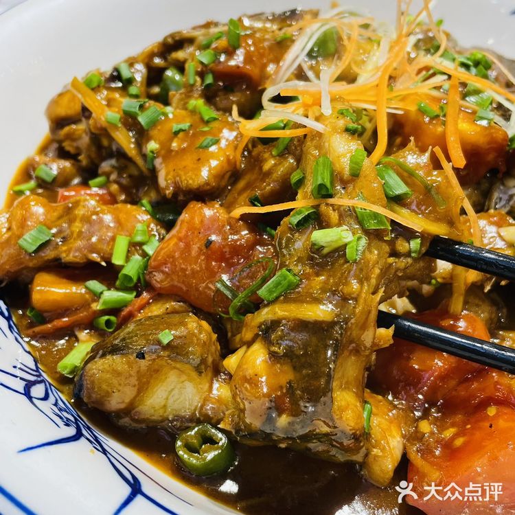 有很多当地人也来这儿吃 啤酒鱼是招牌，都是活鱼现sha