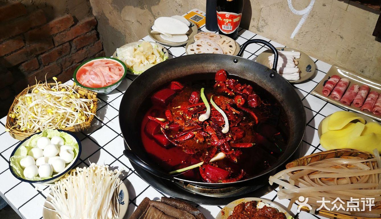 感受90年代复古式的旧街火锅