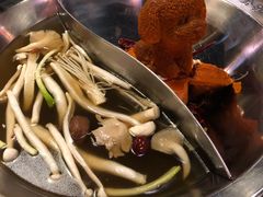 山珍菌汤鸳鸯锅-袍哥码头老火锅(横岗分店)