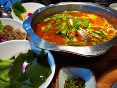 -野山舂·贵州现舂酸汤火锅(鸿通城店)