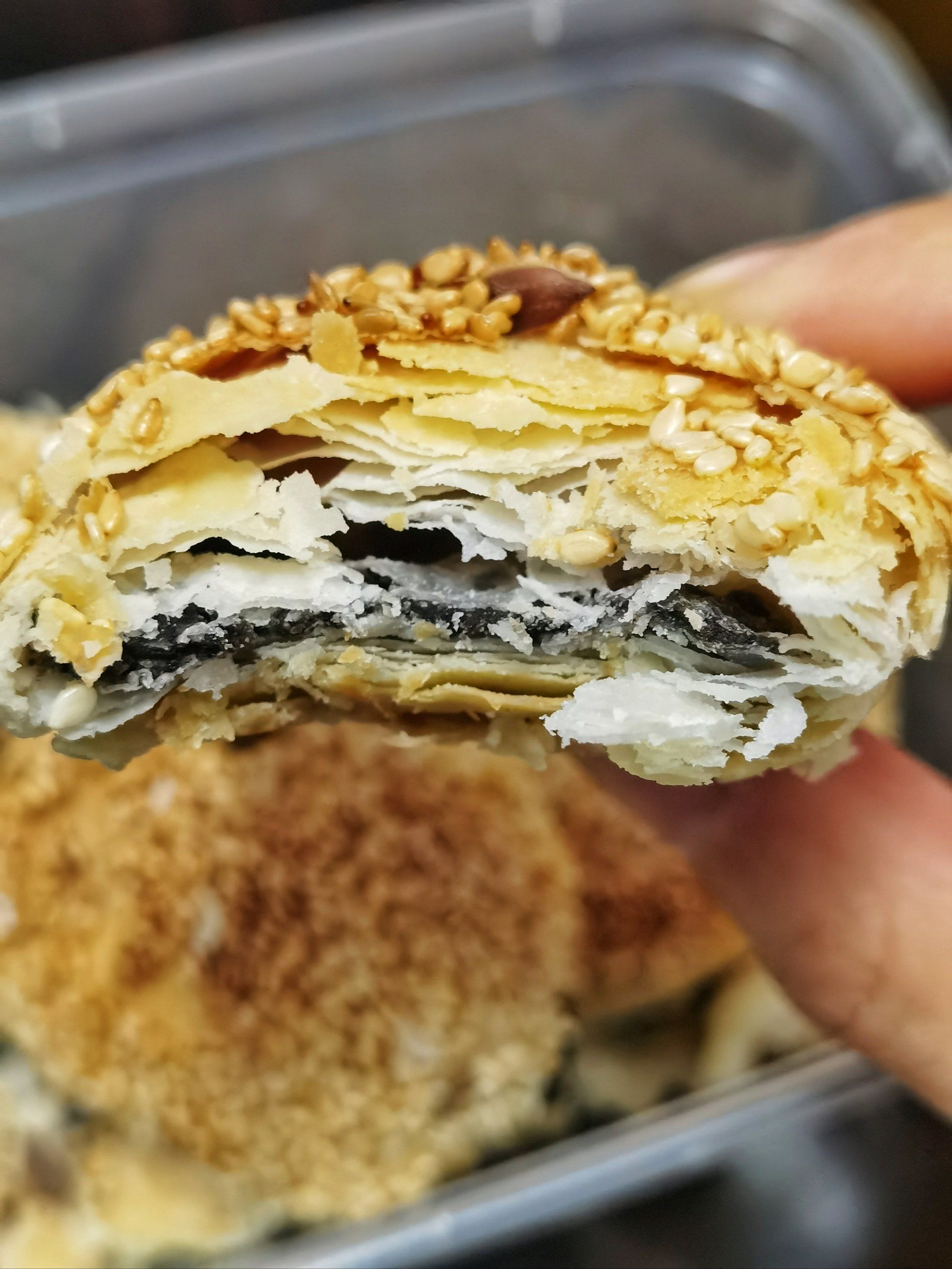 第一次吃蟹壳黄皮好酥外面撒满了白芝麻增香黑芝麻馅香香甜甜