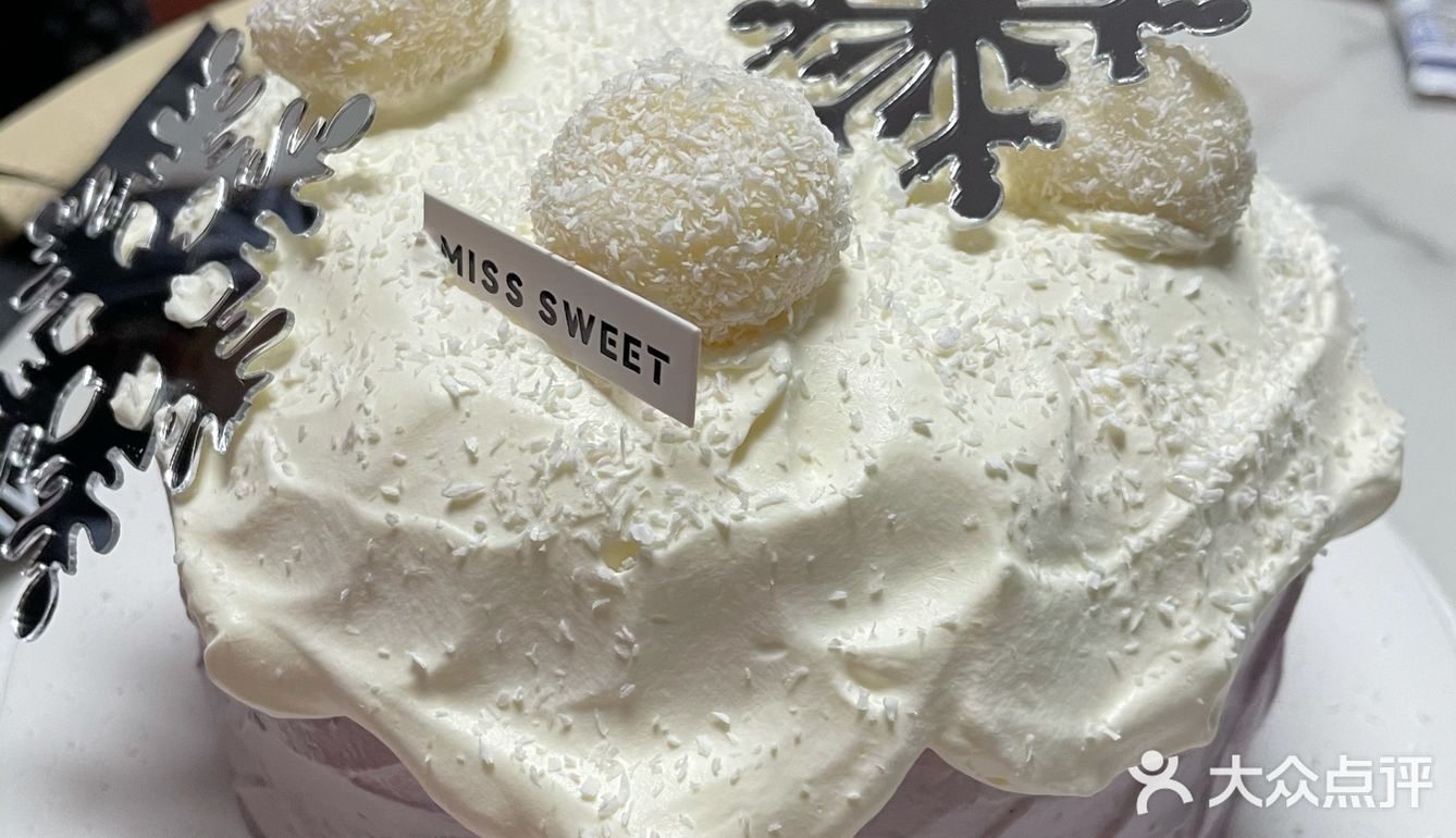 奶油确定是动物奶油，吃起来比较清爽，不黏腻