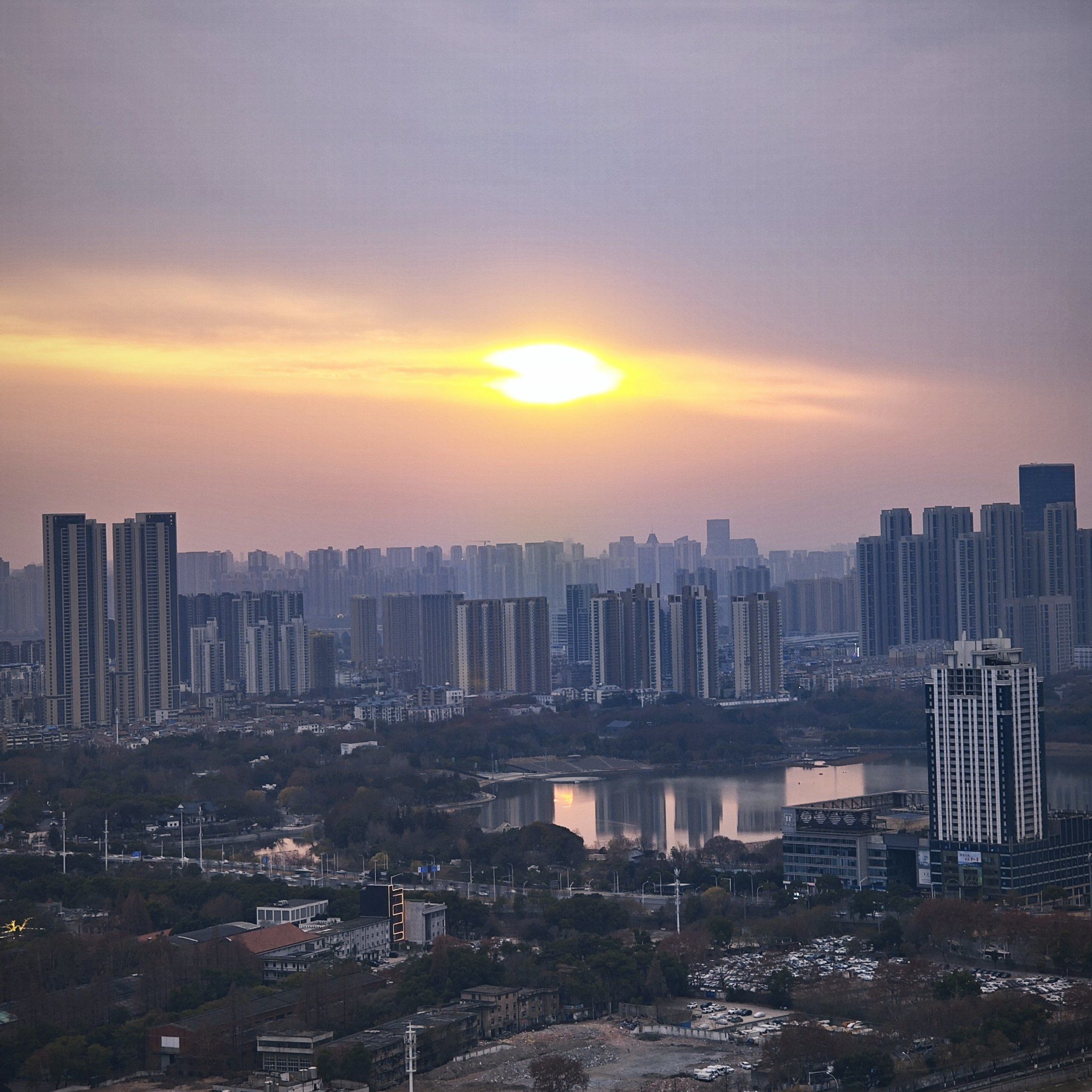 0元玩转这座城#落日余晖映晚霞#日落晚霞#楼顶风景