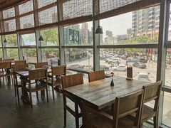 靠窗位-蜜桃餐厅·伴山(湖滨商业街店)