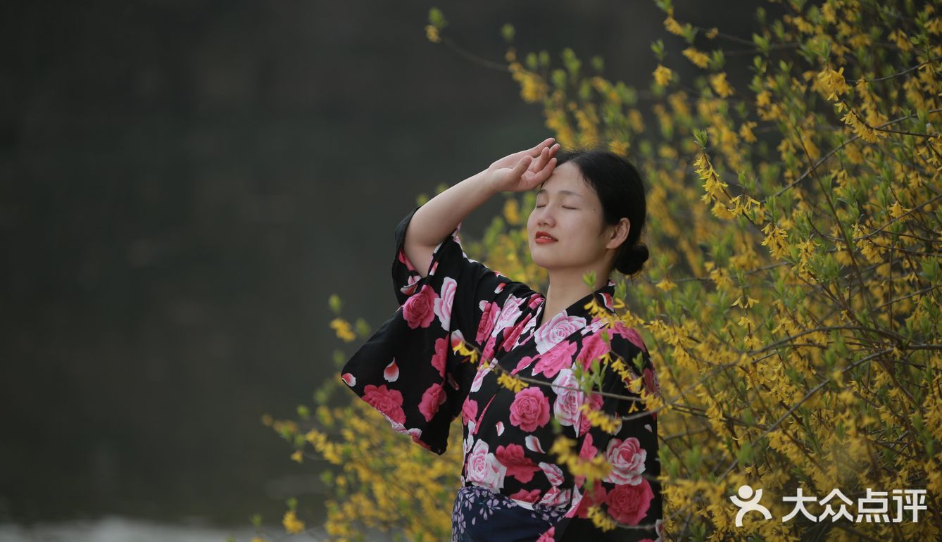 听说今年世纪公园种了一片彩色油菜花,果断安排上!