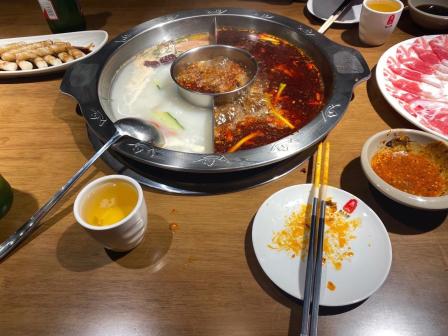 愚人火锅·清真(治平路店)-"和小姐妹出来旅游,吃咯好几天的清淡口,特