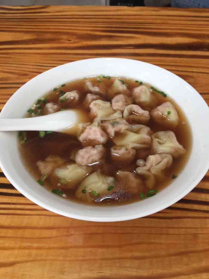 庄桥馄饨"新开的一家扬州小馄饨店,看到有5折开业活.