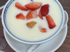 草莓凤凰奶-周大娘牛乳(旧寨古村总店)