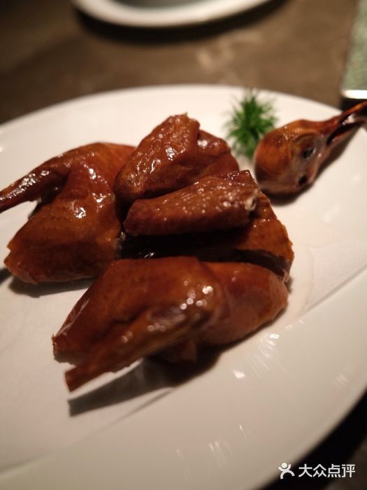 新荣记(BFC外滩金融中心店)脆皮乳鸽图片