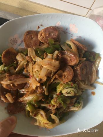 家里没菜只能吃白菜炒香肠啦