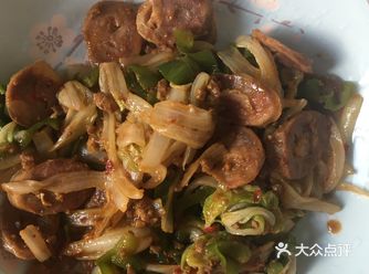 家里没菜只能吃白菜炒香肠啦