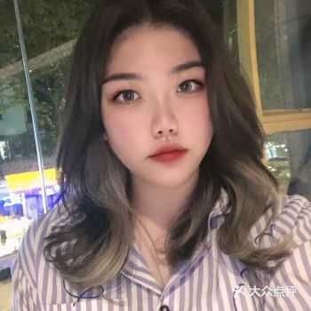 挂耳染美美的头发过新年