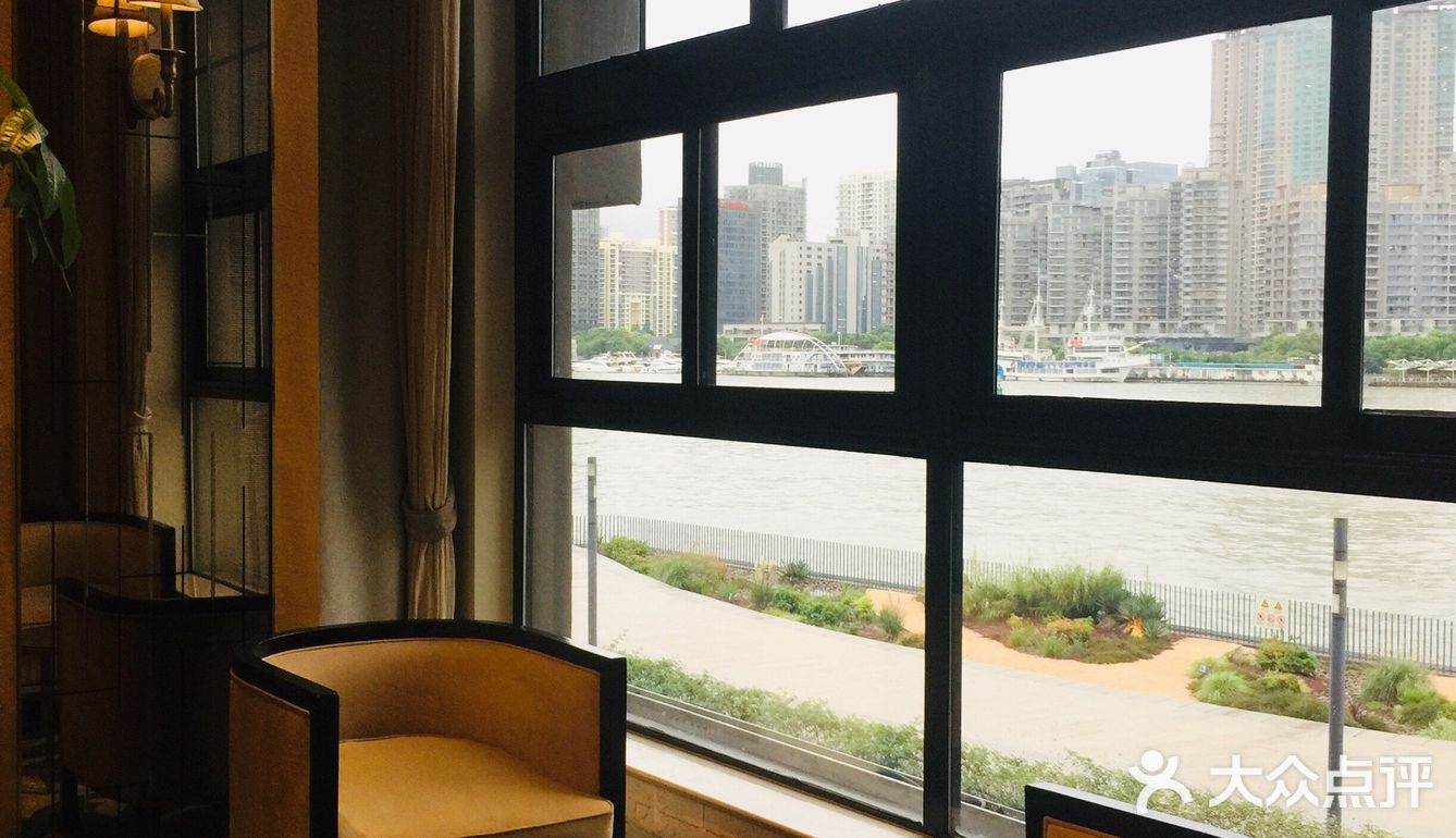门口泊车车钥匙给他们就行了