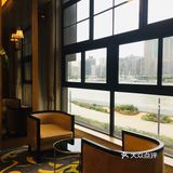 门口泊车车钥匙给他们就行了