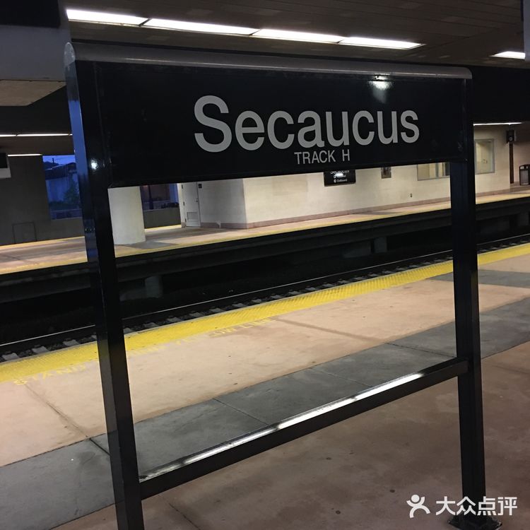 乘车可以选择人工售票或自助售票机买票