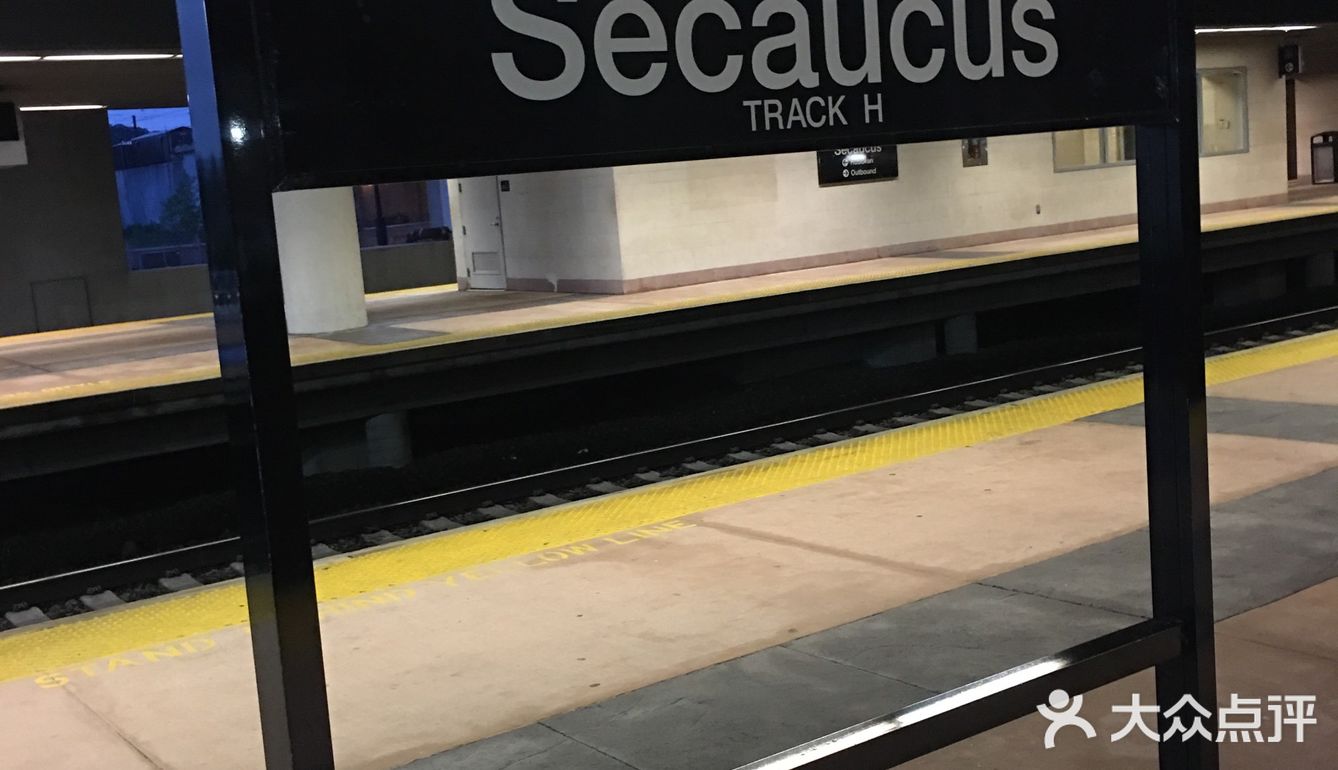 乘车可以选择人工售票或自助售票机买票