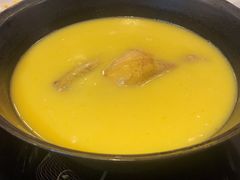 浓厚原只鸡煲花胶汤-鲜入围煮花胶鸡海鲜火锅