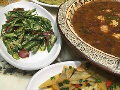 腊肉炒秋葵-蔼若春.传承三十年云南菜(金碧公园店)