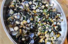 Steamed Sand Clams with Perilla and Garlic