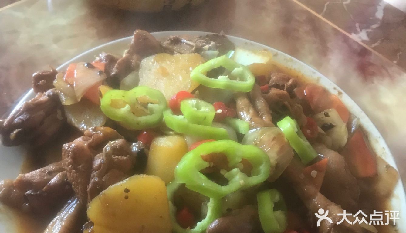 大盘鸡和炒面片！材料非常简单：半只三黄鸡