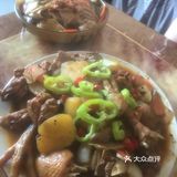 大盘鸡和炒面片！材料非常简单：半只三黄鸡