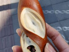 红豆碱水面包-WHEN PIGS FLY当猪飞