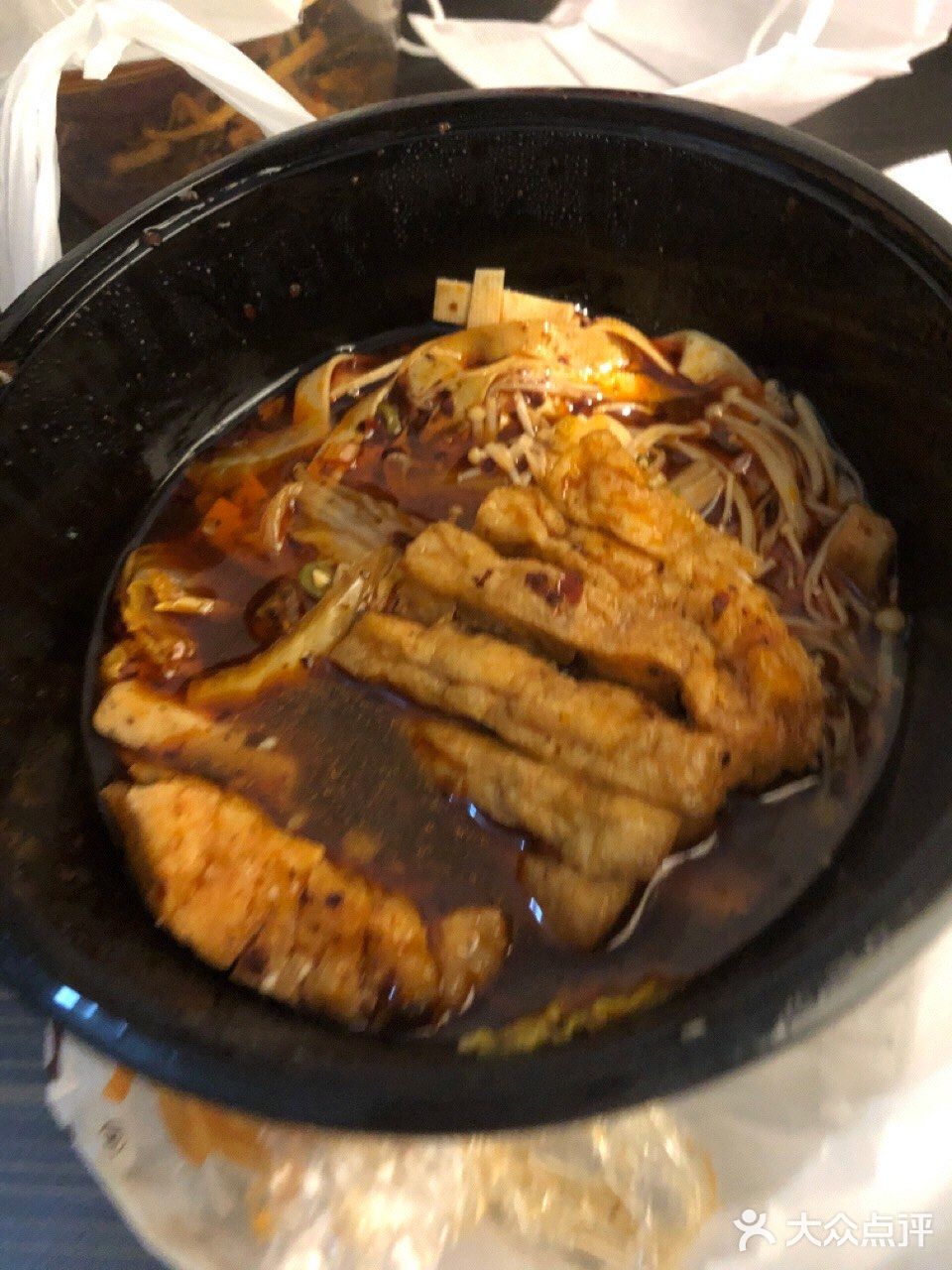 放在碗里，把盐，胡椒粉，鸡精，耗油，辣椒面