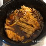 放在碗里，把盐，胡椒粉，鸡精，耗油，辣椒面