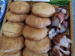 小饼炭烧肉-龙香居海鲜浑锅家常菜饭店·特色驴肉