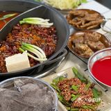 又一家排队王！在火锅店里乱劈柴？