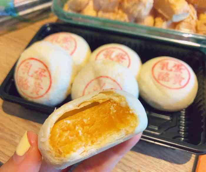 下夜班路过泸溪河就来尝尝看桂花糕不是特别甜也不腻买了一盒当早点吃