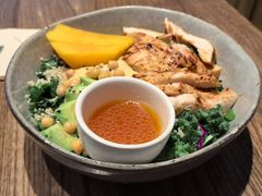 鸡肉牛油果芒果血橙酱色拉-Wagas沃歌斯(江浦路店)