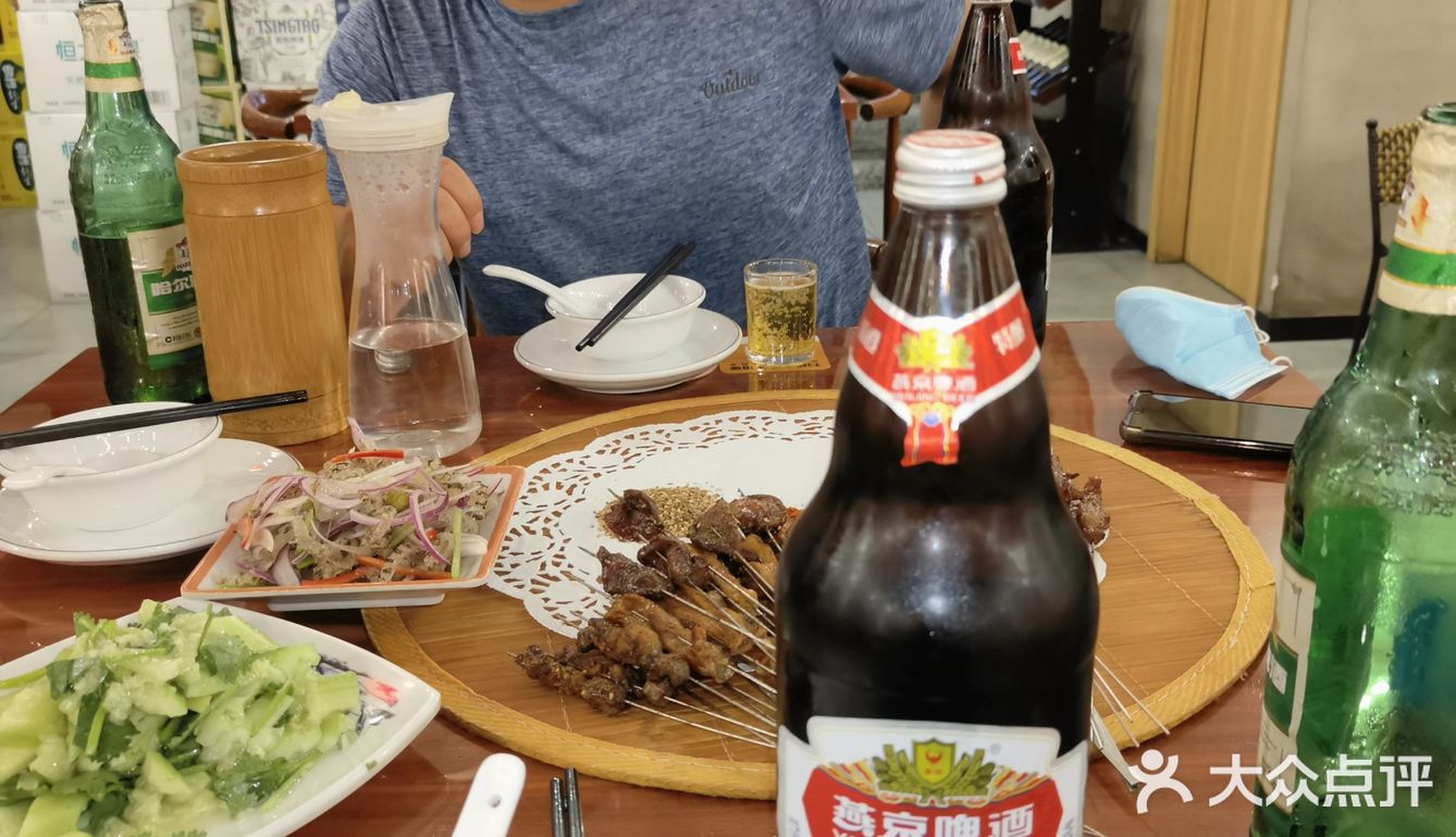 喝啤酒撸烤串小马扎姿势帅