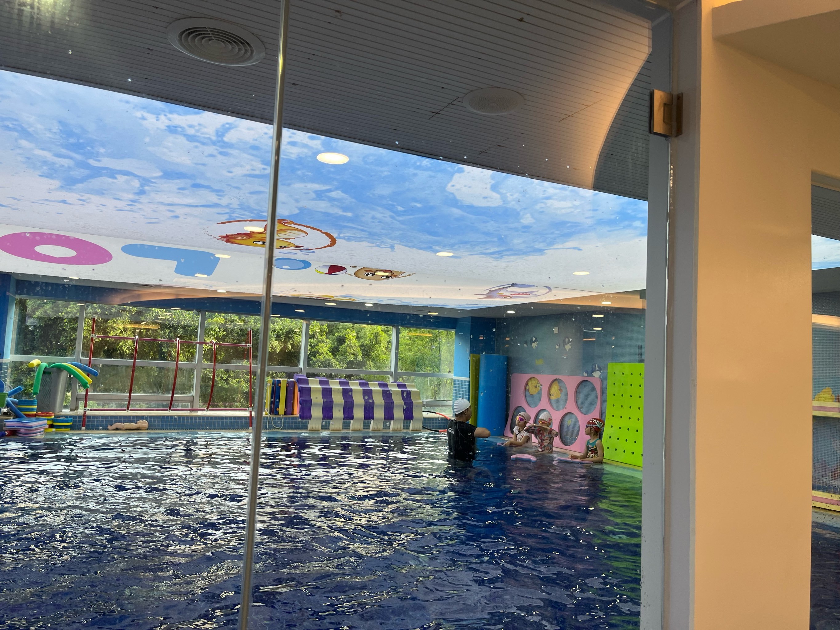 环境:温馨舒适,设施专业龙格亲子游泳成