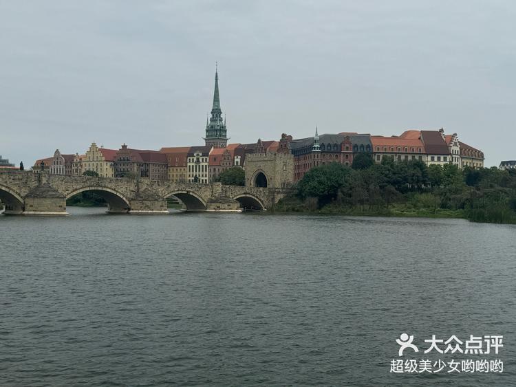 松山湖烟雨西停车场