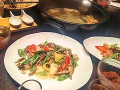 彩椒诺邓火腿炒见手青-滇野云南野生菌餐厅(陕西南路店)