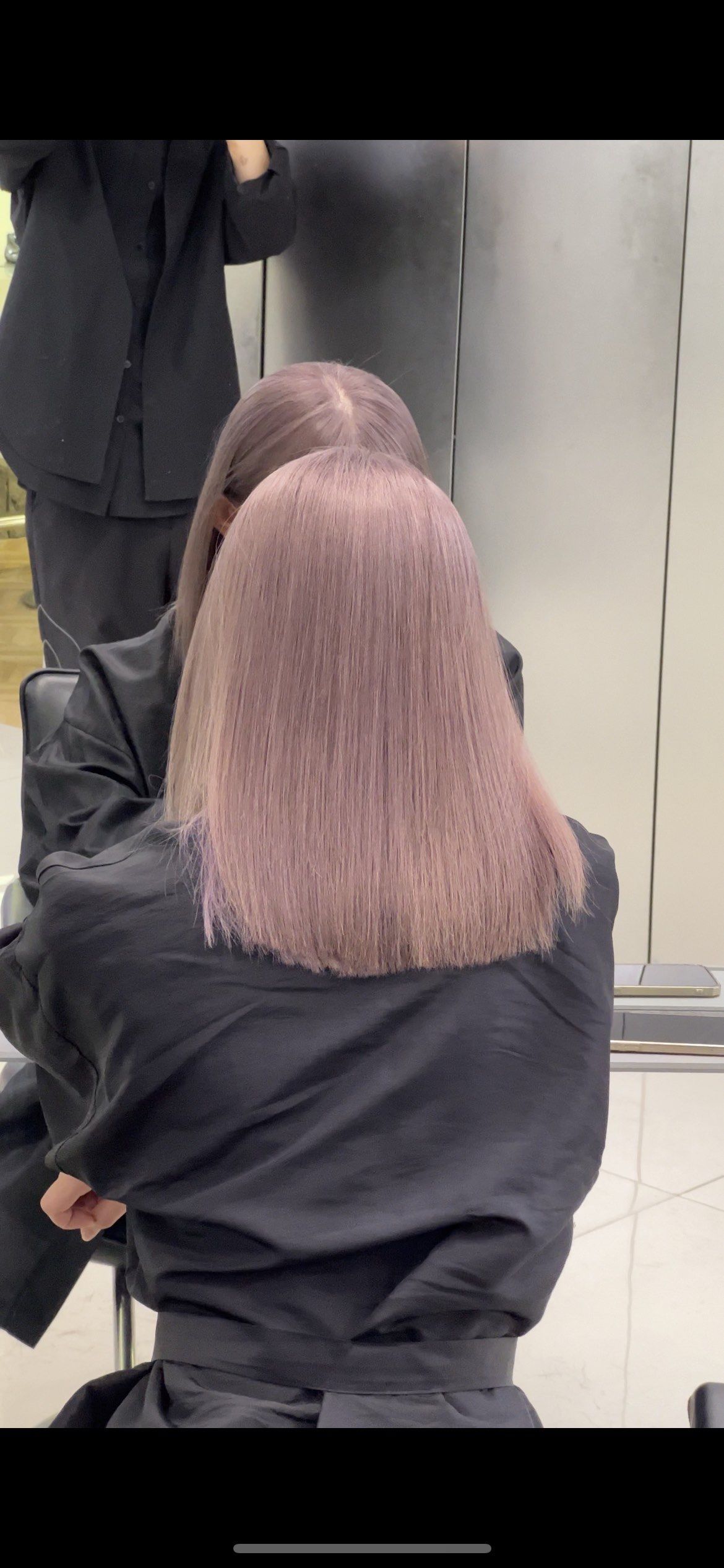 雾霾紫灰发色是一种非常梦幻的发色,它带有一种朦胧的既视感,适