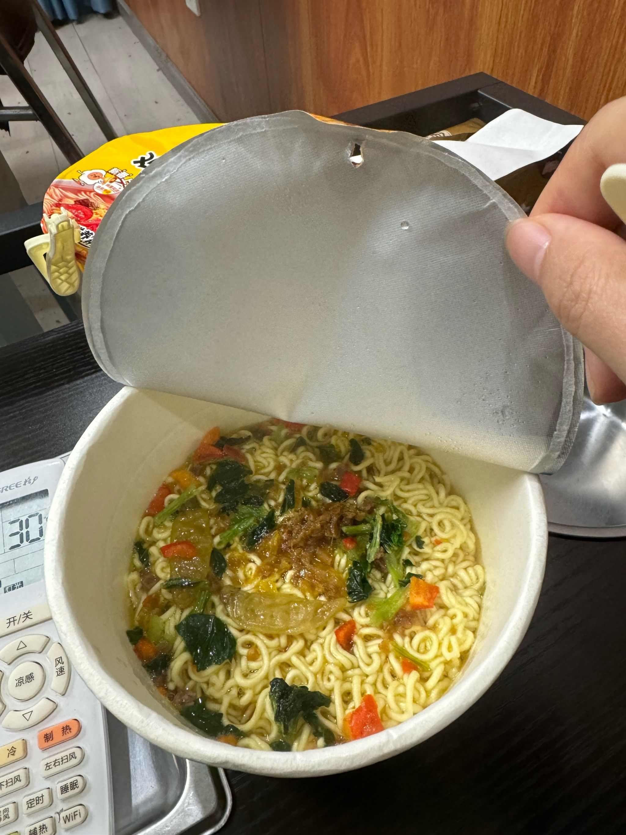 好久没吃泡面了!泡个面🍜吃吃看
泡