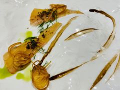 寒鰤鱼生鱼片配金葱片-北京古城老院厉晓麟精致菜