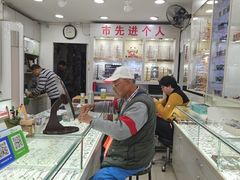 -朱师傅眼镜·蔡司·依视路·尼康(市先进店)