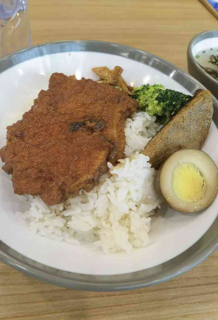 打分 紅燒大排飯,味道不錯,大排肉的口感剛剛好,吃上去一口接一口