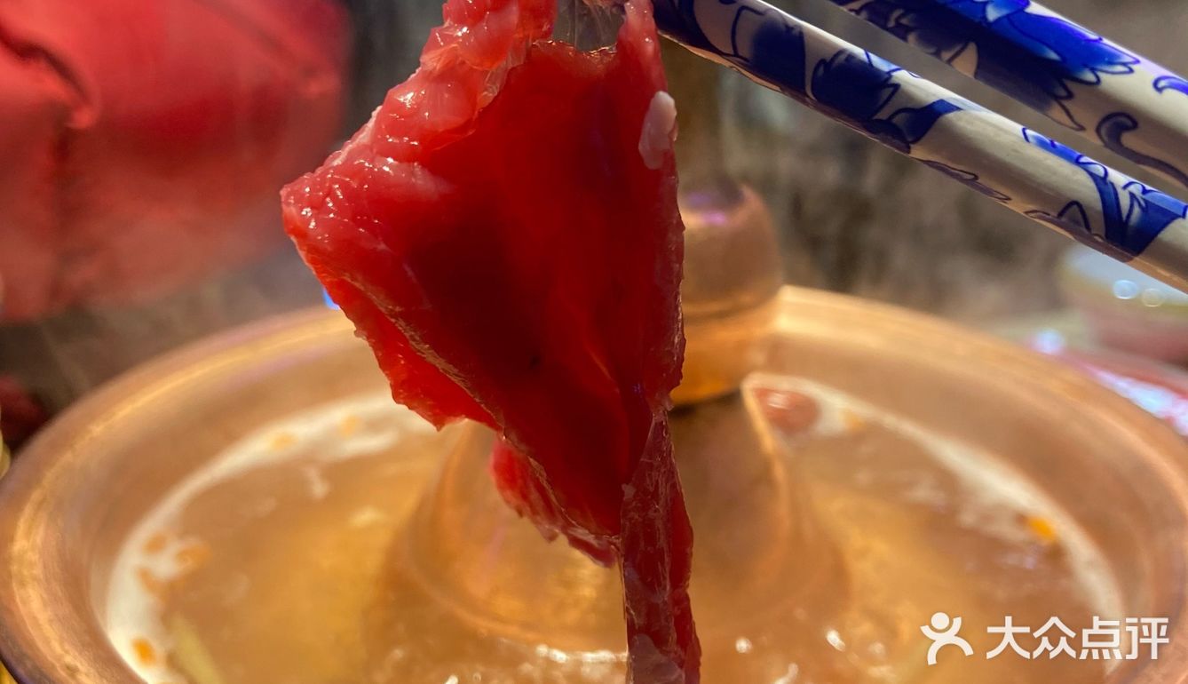 热气腾腾的牛羊肉火锅，谁能不爱呢！ 