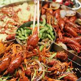 我能吃掉两大碗！店里除了龙虾还有炒菜和烧烤